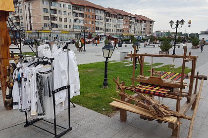 Târg de Sânziene si spectacol folcloric în Centrul Sucevei - Foto