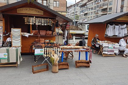 Târg de Sânziene si spectacol folcloric în Centrul Sucevei - Foto