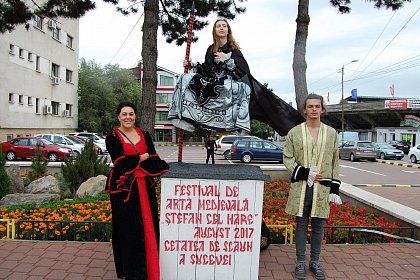 Statui vii levitante, pe străzile Sucevei - Festivalul Medieval