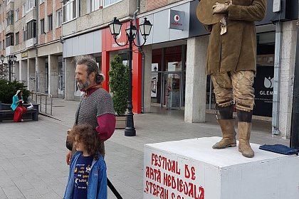 Statui vii levitante, pe străzile Sucevei - Festivalul Medieval