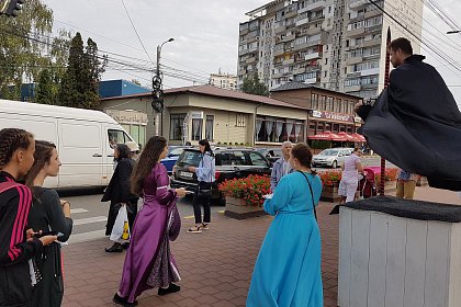Statui vii levitante, pe străzile Sucevei - Festivalul Medieval