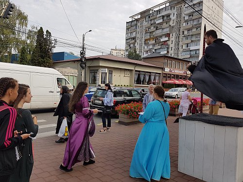 Statui vii levitante, pe străzile Sucevei - Festivalul Medieval