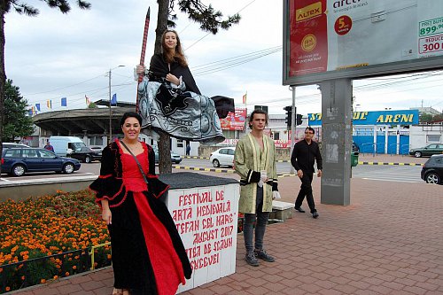 Statui vii levitante, pe străzile Sucevei - Festivalul Medieval