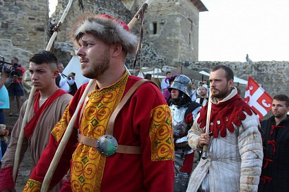 Cel mai mare festival medieval din România, deschis oficial, la Suceava, cu salve de tun și binecuvântarea lui Ștefan cel Mare