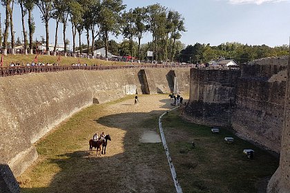 Cel mai mare festival medieval din România, deschis oficial, la Suceava, cu salve de tun și binecuvântarea lui Ștefan cel Mare