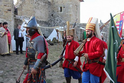 Cel mai mare festival medieval din România, deschis oficial, la Suceava, cu salve de tun și binecuvântarea lui Ștefan cel Mare