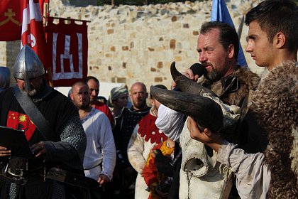 Cel mai mare festival medieval din România, deschis oficial, la Suceava, cu salve de tun și binecuvântarea lui Ștefan cel Mare