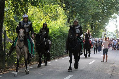 Cel mai mare festival medieval din România, deschis oficial, la Suceava, cu salve de tun și binecuvântarea lui Ștefan cel Mare