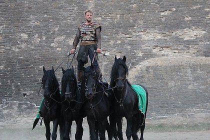 Cascadorii cu cai, momente fascinante la Festivalul Medieval de la Suceava