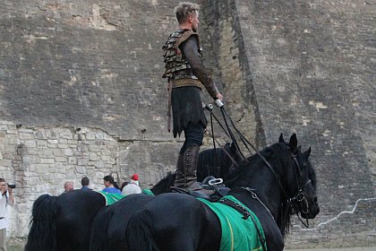 Cascadorii cu cai, momente fascinante la Festivalul Medieval de la Suceava