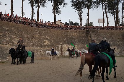 Cascadorii cu cai, momente fascinante la Festivalul Medieval de la Suceava