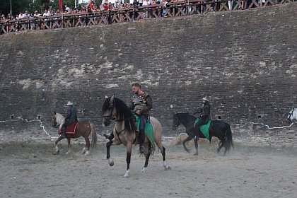 Cascadorii cu cai, momente fascinante la Festivalul Medieval de la Suceava