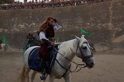 Cascadorii cu cai, momente fascinante la Festivalul Medieval de la Suceava