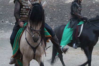 Cascadorii cu cai, momente fascinante la Festivalul Medieval de la Suceava