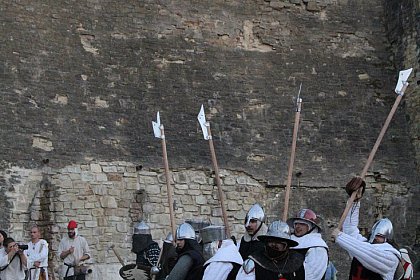 Lupte cu arme și armuri medievale, în șanțul Cetății Suceava