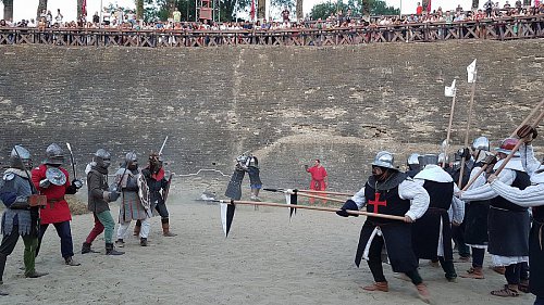 Lupte cu arme și armuri medievale, în șanțul Cetății Suceava