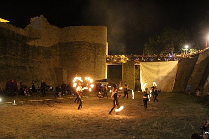 Spectacole cu foc și lasere în Cetatea Sucevei, la Festivalul Medieval „Ștefan cel Mare”