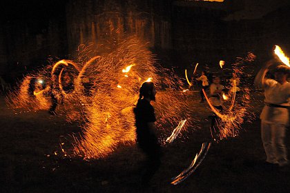 Spectacole cu foc și lasere în Cetatea Sucevei, la Festivalul Medieval „Ștefan cel Mare”