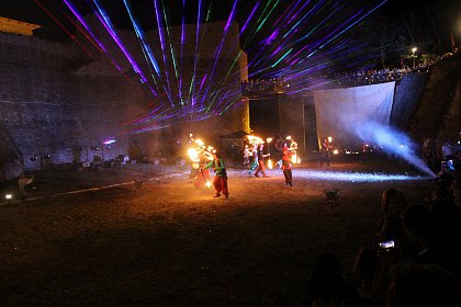 Spectacole cu foc și lasere în Cetatea Sucevei, la Festivalul Medieval „Ștefan cel Mare”