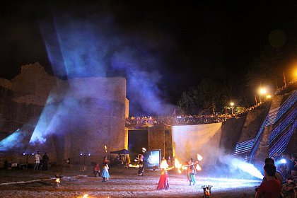 Spectacole cu foc și lasere în Cetatea Sucevei, la Festivalul Medieval „Ștefan cel Mare”