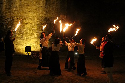 Spectacole cu foc și lasere în Cetatea Sucevei, la Festivalul Medieval „Ștefan cel Mare”