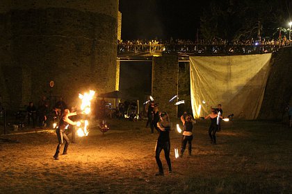 Spectacole cu foc și lasere în Cetatea Sucevei, la Festivalul Medieval „Ștefan cel Mare”