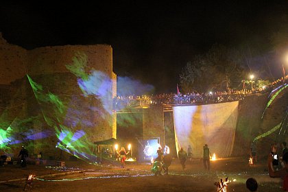 Spectacole cu foc și lasere în Cetatea Sucevei, la Festivalul Medieval „Ștefan cel Mare”