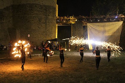 Spectacole cu foc și lasere în Cetatea Sucevei, la Festivalul Medieval „Ștefan cel Mare”