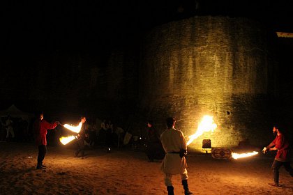 Spectacole cu foc și lasere în Cetatea Sucevei, la Festivalul Medieval „Ștefan cel Mare”