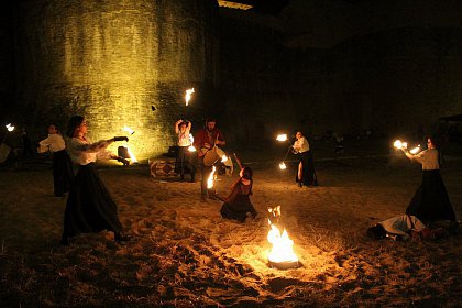 Spectacole cu foc și lasere în Cetatea Sucevei, la Festivalul Medieval „Ștefan cel Mare”