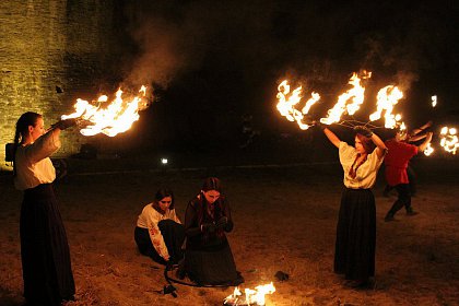 Spectacole cu foc și lasere în Cetatea Sucevei, la Festivalul Medieval „Ștefan cel Mare”