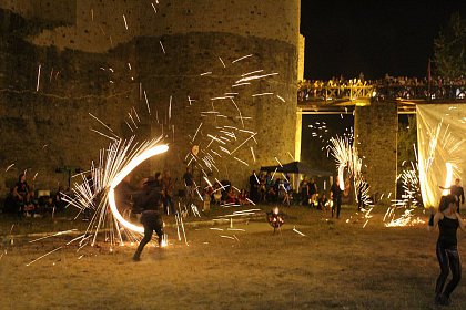 Spectacole cu foc și lasere în Cetatea Sucevei, la Festivalul Medieval „Ștefan cel Mare”