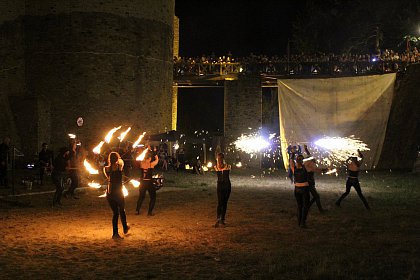 Spectacole cu foc și lasere în Cetatea Sucevei, la Festivalul Medieval „Ștefan cel Mare”