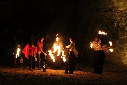 Spectacole cu foc și lasere în Cetatea Sucevei, la Festivalul Medieval „Ștefan cel Mare”