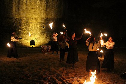 Spectacole cu foc și lasere în Cetatea Sucevei, la Festivalul Medieval „Ștefan cel Mare”