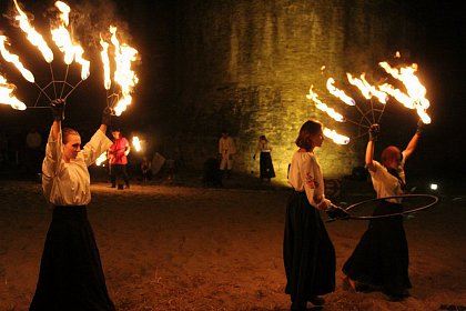 Spectacole cu foc și lasere în Cetatea Sucevei, la Festivalul Medieval „Ștefan cel Mare”
