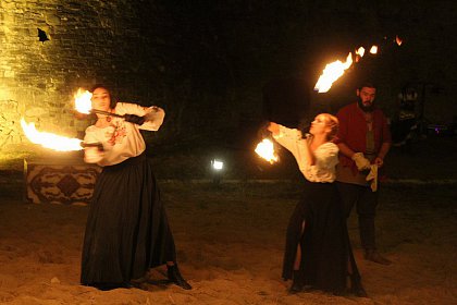 Spectacole cu foc și lasere în Cetatea Sucevei, la Festivalul Medieval „Ștefan cel Mare”