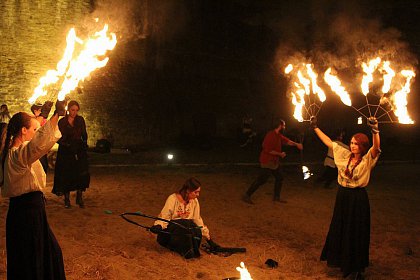 Spectacole cu foc și lasere în Cetatea Sucevei, la Festivalul Medieval „Ștefan cel Mare”