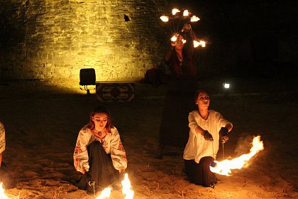 Spectacole cu foc și lasere în Cetatea Sucevei, la Festivalul Medieval „Ștefan cel Mare”