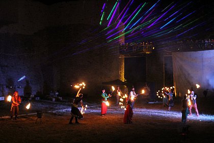 Spectacole cu foc și lasere în Cetatea Sucevei, la Festivalul Medieval „Ștefan cel Mare”