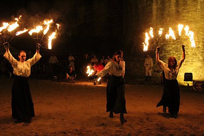 Spectacole cu foc și lasere în Cetatea Sucevei, la Festivalul Medieval „Ștefan cel Mare”