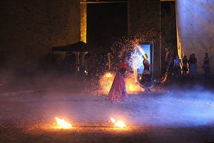 Spectacole cu foc și lasere în Cetatea Sucevei, la Festivalul Medieval „Ștefan cel Mare”