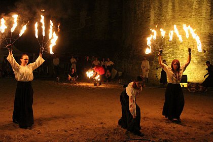 Spectacole cu foc și lasere în Cetatea Sucevei, la Festivalul Medieval „Ștefan cel Mare”