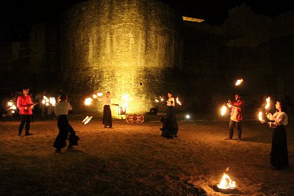 Spectacole cu foc și lasere în Cetatea Sucevei, la Festivalul Medieval „Ștefan cel Mare”