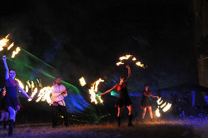 Spectacole cu foc și lasere în Cetatea Sucevei, la Festivalul Medieval „Ștefan cel Mare”