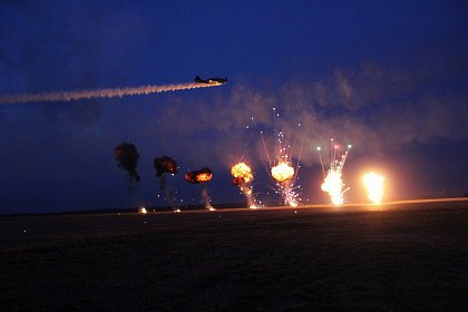 Explozii, foc și manevre periculoase, la spectacolul aviatic Suceava Air Show - Foto - Video