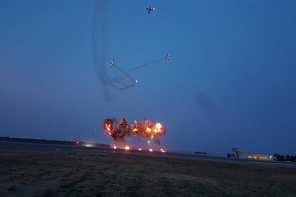 Explozii, foc și manevre periculoase, la spectacolul aviatic Suceava Air Show - Foto - Video