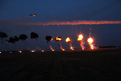 Explozii, foc și manevre periculoase, la spectacolul aviatic Suceava Air Show - Foto - Video