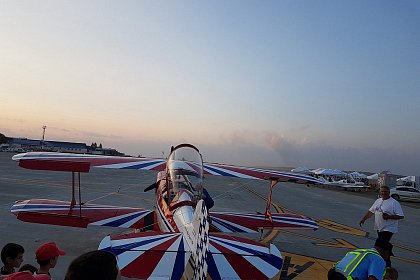 Explozii, foc și manevre periculoase, la spectacolul aviatic Suceava Air Show - Foto - Video