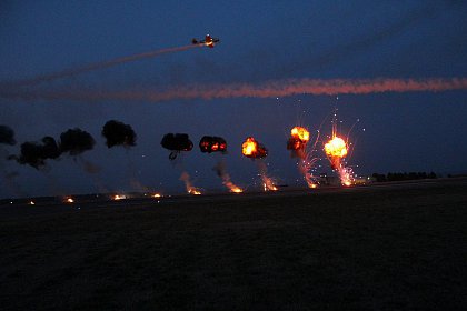 Explozii, foc și manevre periculoase, la spectacolul aviatic Suceava Air Show - Foto - Video